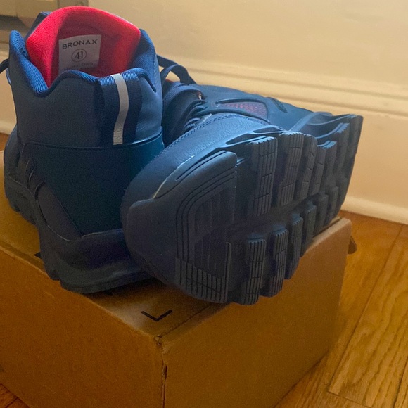 SNEAKERS WITH GREAT ARCH AND TREAD - Picture 2 of 4